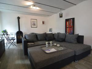 Et sittehjørne på Romantic ground floor apartment for 2 people