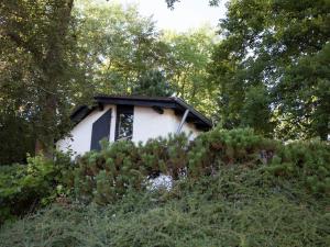 una pequeña casa en medio de algunos árboles en Holiday home in Lissendorfer with terrace, en Lissendorf