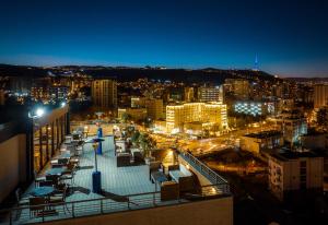 Blick auf die Stadt in der Nacht mit Lichtern in der Unterkunft Reed Hotel Tbilisi in Tbilisi City