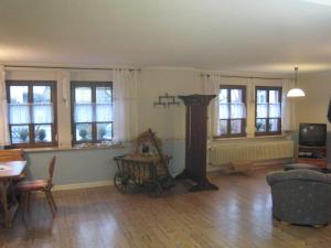 Μια τηλεόραση ή/και κέντρο ψυχαγωγίας στο Cozy Morbach Getaway +19 φωτογραφίες