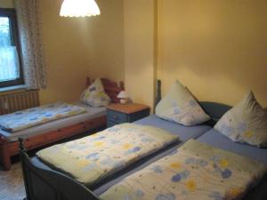 ThalfangにあるSpacious Apartment in Morbach with Gardenのベッドルーム1室(ベッド2台、窓付きテーブル付)