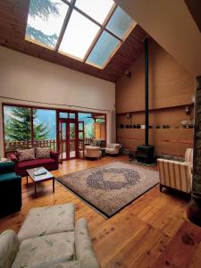 a large living room with a large skylight at Kudrat - A Boutique Homestay- Tirthan Valley in Banjār