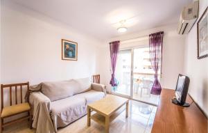 een woonkamer met een bank en een tafel bij Pet Friendly Apartment In Oropesa Del Mar With Swimming Pool in Oropesa del Mar