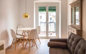 Posezení v ubytování Cozy Apartment In Blanes With Wifi