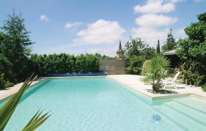 בריכת השחייה שנמצאת ב-Beautiful Home In La Jonchere With 2 Bedrooms, Outdoor Swimming Pool And Heated Swimming Pool או באזור