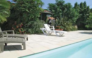 בריכת השחייה שנמצאת ב-Beautiful Home In La Jonchere With 2 Bedrooms, Outdoor Swimming Pool And Heated Swimming Pool או באזור