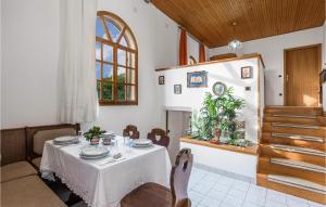 Un restaurant u otro lugar para comer en 2 Bedroom Stunning Apartment In Sveti Juraj