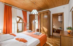 En eller flere senge i et værelse på Lovely Apartment In Sveti Juraj