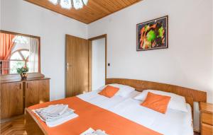 En eller flere senge i et værelse på Lovely Apartment In Sveti Juraj