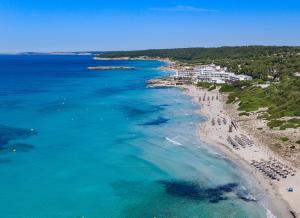 una vista aérea de una playa con gente y el océano en Villa Le Blanc, a Gran Meliá Hotel - The Leading Hotels of The World en Santo Tomás