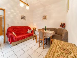 uma sala de estar com um sofá e uma mesa em Apartment near the river in Ediger Eller em Ediger-Eller