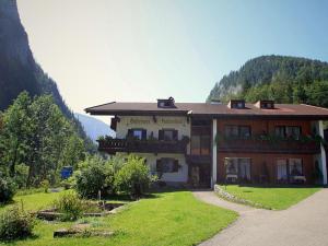 ein großes Gebäude inmitten eines Berges in der Unterkunft Fine Apartment in Ruhpolding with Swimming Pool in Ruhpolding