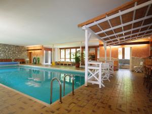 ルーポルディングにあるFine Apartment in Ruhpolding with Swimming Poolの建物のある家の中のスイミングプール