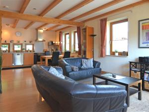 uma sala de estar com um sofá e uma mesa em Apartment in Eslohe with terrace em Eslohe