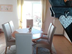 ein Esszimmer mit einem Holztisch und Stühlen in der Unterkunft Apartment with panoramic views in Attendorn