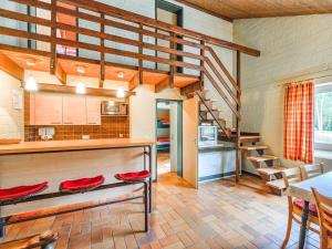 Nice holiday home in the Hochsauerland with terrace in a quiet locationのロビーまたはフロント