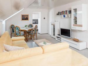 een woonkamer met een bank en een tafel bij Apartment in Kniebis with garden seating area in Kniebis