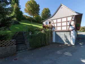 シュマレンベルクにあるModern Holiday home in Oberkirchen with Gardenの門と私道のある小さな家