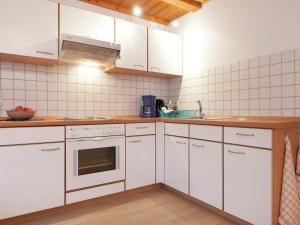 バート・リッポルサウにあるApartment with a viewのキッチン(白いキャビネット、白い電化製品付)