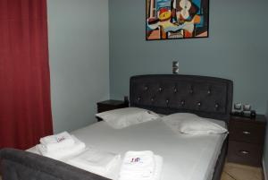 Tempat tidur dalam kamar di Diethnes Hotel