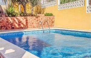 uma piscina com água azul numa casa em El Collado em La Presa