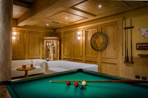 a living room with a pool table at Hotel Rosa Degli Angeli in Peio Fonti
