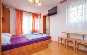 Lova arba lovos apgyvendinimo įstaigoje Stunning Apartment In Crikvenica With Wifi