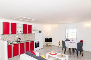 Kuchyňa alebo kuchynka v ubytovaní Apartment Jasmin + 9 fotografií