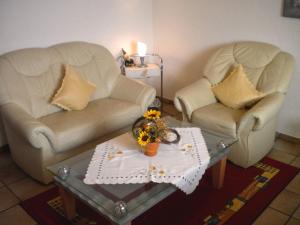 2 Stühle und ein Couchtisch im Wohnzimmer in der Unterkunft Attractive Apartment in Silbecke with Garden in Attendorn