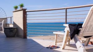 balcón con vistas al océano en Residence Mediterraneo, en Marina di Grosseto