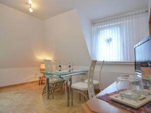 RamsbeckにあるAppealing apartment in Bestwig Ramsbeck with terraceのダイニングルーム(テーブル、椅子、ノートパソコン付)