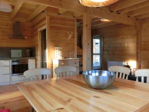 una cucina e una sala da pranzo con tavolo e sedie in legno di Detached holiday home with sauna a Medebach