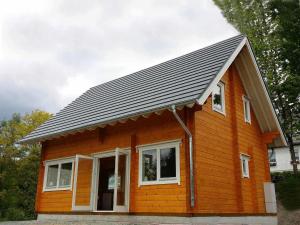 una pequeña casa con techo de metal en Detached holiday home with sauna, en Medebach