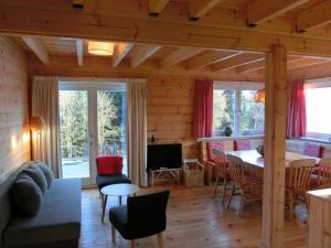 ein Wohnzimmer mit einem Sofa, einem Tisch und Stühlen in der Unterkunft Detached holiday home with sauna in Medebach