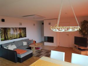 ein Wohnzimmer mit einem Sofa und einem Tisch in der Unterkunft Bright holiday home in Schnett with private garden in Schnett