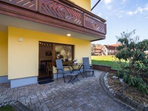 un patio con mesa y sillas. en Apartment in the Odenwald with terrace, en Mossautal