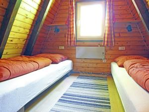 シュマレンベルクにあるMagnific Holiday Home in Untervalme near Ski Areaのログキャビン内のベッド2台が備わる部屋です。