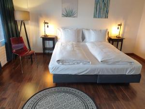 En eller flere senge i et værelse på Hotel Bären Sigriswil
