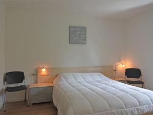 - une chambre avec un grand lit et deux chaises dans l'établissement house with private sauna garden and terrace, à Hallenberg