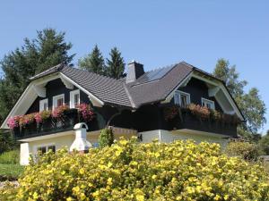 una casa con fiori nel cortile anteriore di Apartment near the forest a Frauenwald