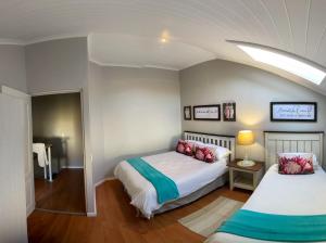 - une chambre avec 2 lits dans l'établissement The Dunes Resort 80 & 69, à Plettenberg Bay