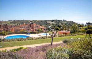 een villa met een zwembad in een resort bij Casares Del Sol in Casares