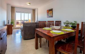 een woonkamer met een tafel en een bank bij Casares Del Sol in Casares