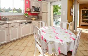 Η κουζίνα ή μικρή κουζίνα στο Stunning Home In Pujaut With Kitchen