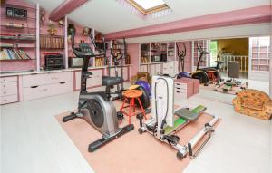 ソヴテールにあるStunning Home In Pujaut With Kitchenのピンクの壁のジム、エクササイズ機器付きの部屋
