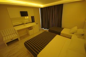 Postel nebo postele na pokoji v ubytování Aura Boutique Hotel
