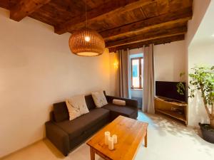 a living room with a couch and a table at Appartement confortable et moderne in La Roche-sur-Foron