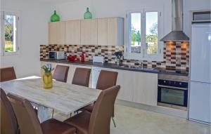 Kuchyňa alebo kuchynka v ubytovaní Awesome Home In Ariany With Kitchenette