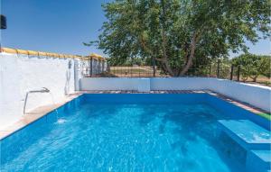 einen Pool mit blauem Wasser im Hinterhof in der Unterkunft 6 Bedroom Cozy Home In Huelva in Huelva