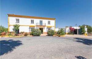 ein großes weißes Haus mit einer großen Auffahrt in der Unterkunft 6 Bedroom Cozy Home In Huelva in Huelva + 23 Fotos